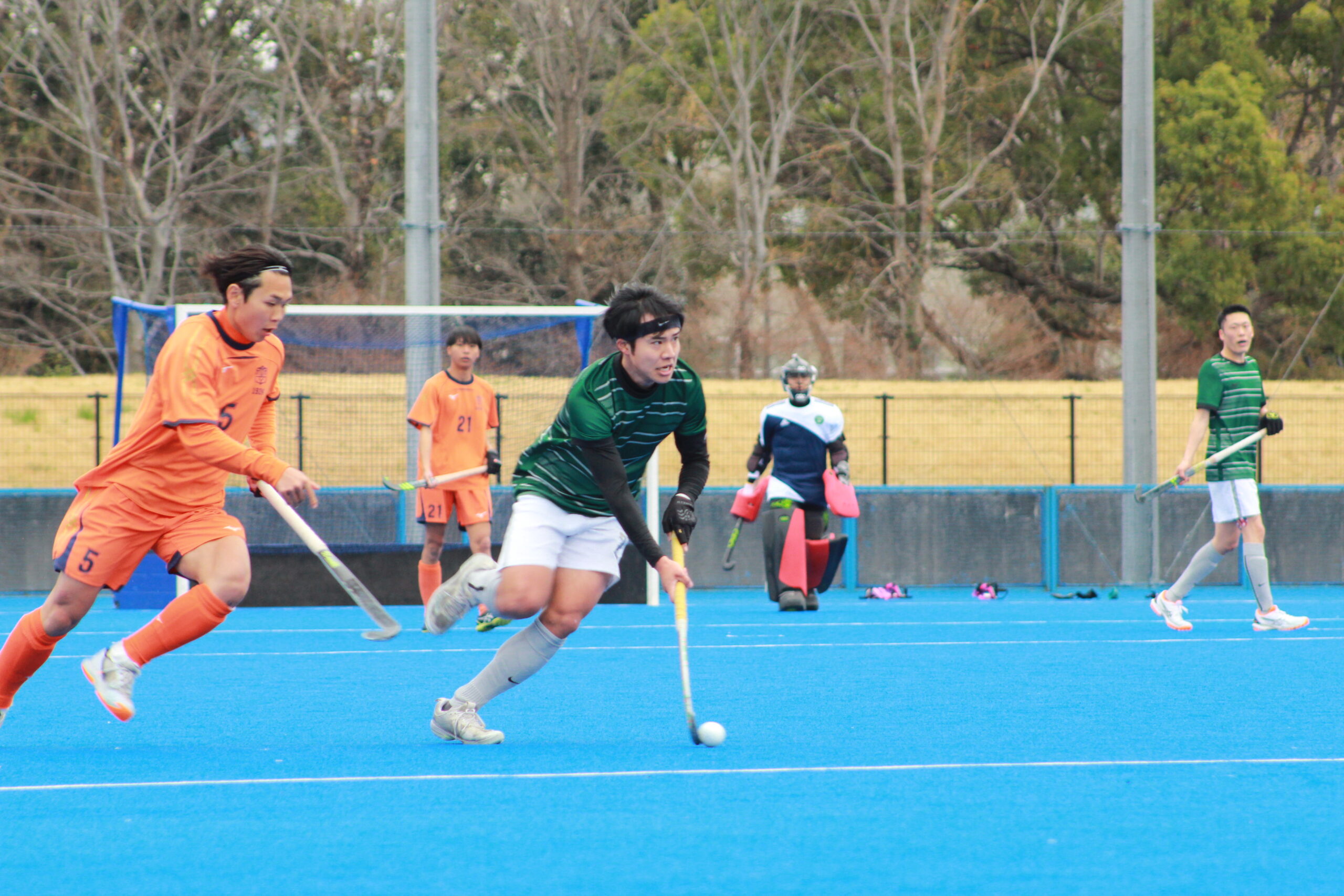 アシストを決めてガッツポーズをする碧山