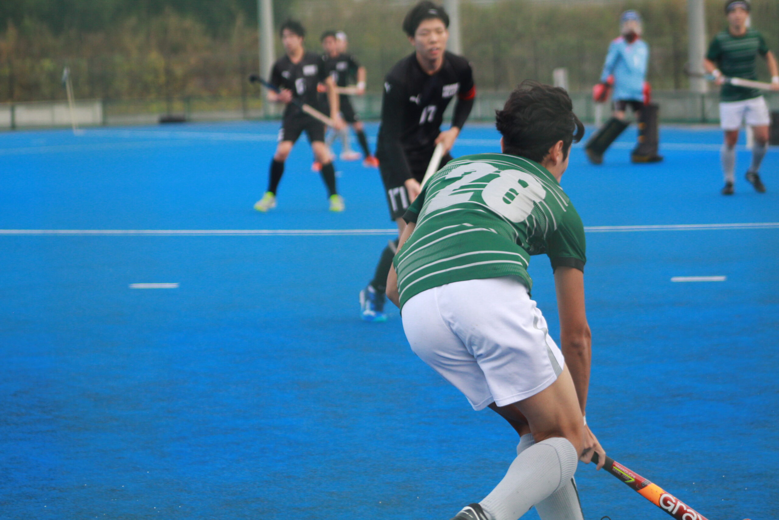 アシストを決めてガッツポーズをする碧山