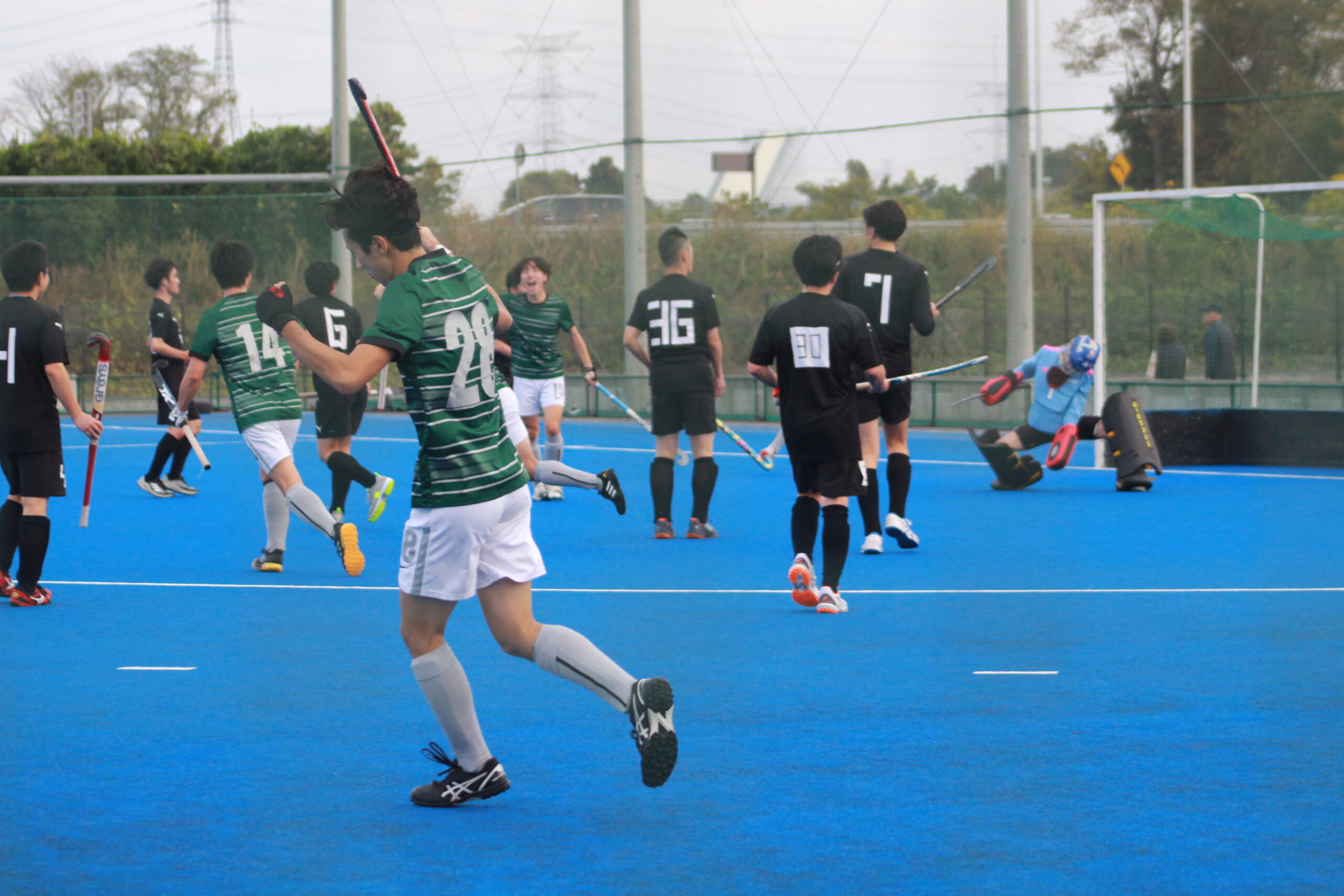 アシストを決めてガッツポーズをする碧山